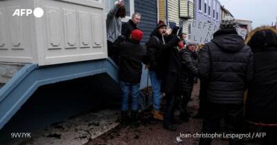 Во Франции антивакцинаторы забросали водорослями соратника Макрона (видео)