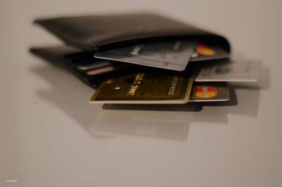 Два банки почали видавати пластикові картки для виплат «тисячі Зеленського»