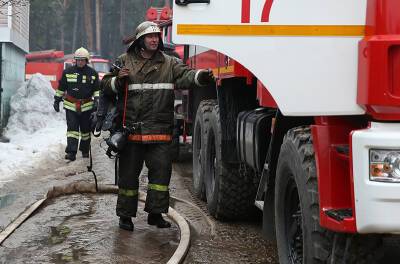 Пожарные спасли человека из горящего дома на севере Москвы