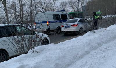 В Тюмени на Щербакова машины полиции перекрыли дорогу Ладе