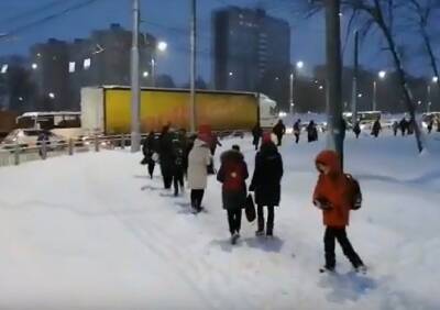 В Дашково-Песочне из-за застрявшей в снегу фуры остановились троллейбусы