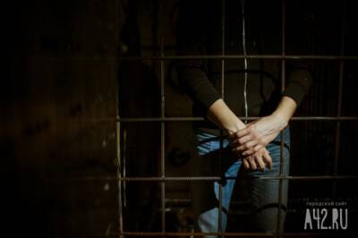 Пока мать была на работе: кузбассовец сел в тюрьму за истязание 14-летней падчерицы