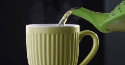 "Эффект чайника": ученые выяснили, почему невозможно налить чай и не испачкать стол