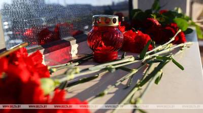 ФОТОФАКТ: Люди несут цветы к посольству Казахстана в Беларуси