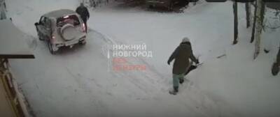 Соцсети: нижегородский чиновник нахамил женщине, самостоятельно убирающей снег