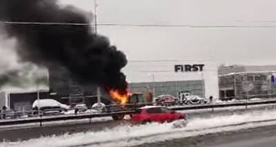 Пожар вспыхнул на Столичном шоссе в Киеве, видео: "водители бросились на помощь