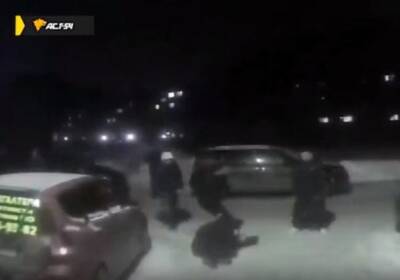 В Новосибирске 8 человек устроили драку у подъезда жилого дома: видео