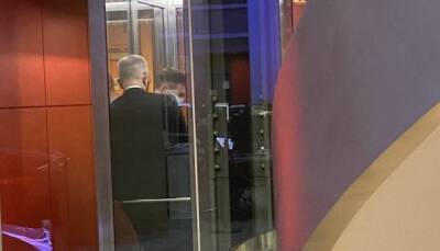 Британский министр застряв в лифте опоздал на интервью