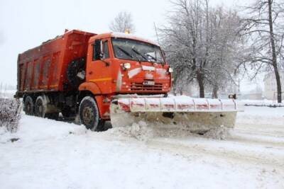 В Курской области засыпанные снегом дороги расчищают 143 единицы спецтехники