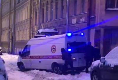 В Петербурге машина скорой помощи застряла в сугробе