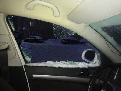 В Рязани неизвестные разбили лобовое стекло припаркованного автомобиля