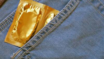 Во время пандемии COVID-19 продажи презервативов в мире упали на 40%