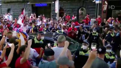 В Мельбурне полицейским пришлось силой разгонять фанатов теннисиста Новака Джоковича