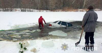 На Полтавщине пьяный "шумахер" провалился под лед - авто из реки доставали спасатели