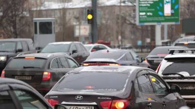 Пробки на дорогах Петербурга возвращаются к предпраздничным масштабам