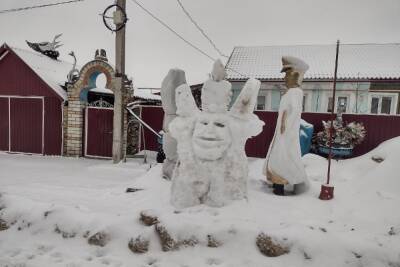 В Курской области пенсионер украсил поселок огромными снежными скульптурами