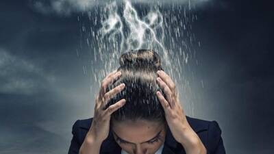 Вчені пояснили, чому зміна погоди викликає головний біль