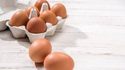 Попытки тиктокеров почистить сырое яйцо стали популярным челленджом