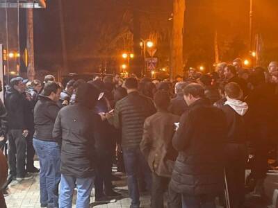В Сухуме собираются люди в поддержку задержанных за попытку переворота