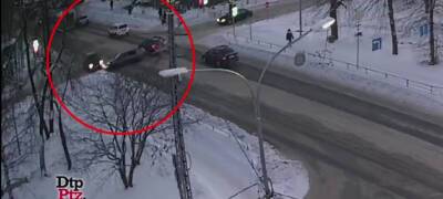 Автомобиль развернуло поперек дороги после нелепого ДТП на перекрестке в центре Петрозаводска (ВИДЕО)