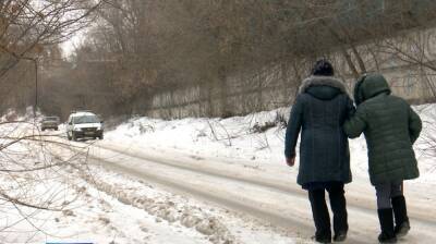 «Хоть на ледянке катайся». Жители Воронежа оказались в ловушке из-за гололёда