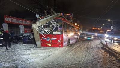 Четыре человека пострадали в ДТП с автобусом в Кирове