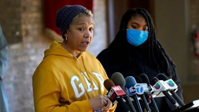 Учителя Чикаго бастуют из-за вспышки коронавируса в школах