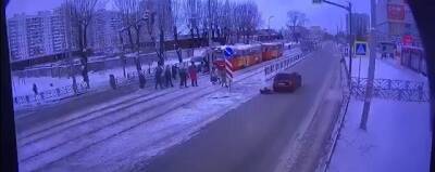 В Екатеринбурге 9-летняя девочка поскользнулась на дороге и попала под машину