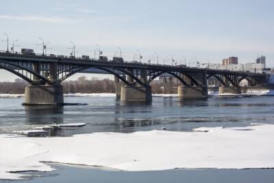 Опора Октябрьского моста обледенела в Новосибирске