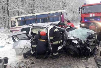 На Львовщине столкнулись автобус и автомобиль: пострадали 7 человек