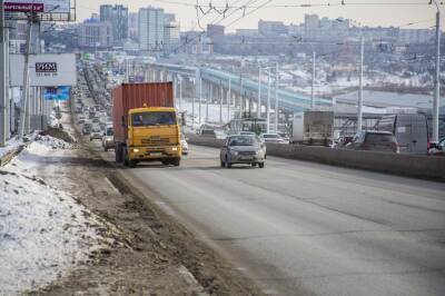 В Новосибирске обледенела опора Октябрьского моста из-за дефекта трубы