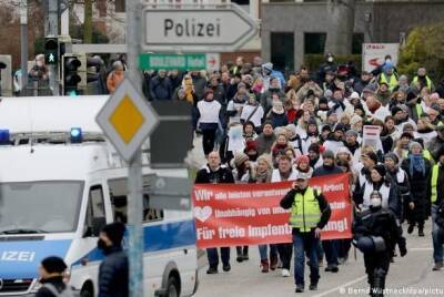 Тысячи жителей Германии вышли на протесты против антикоронавирусных мер - unn.com.ua - Украина - Киев - Германия - земля Саксония-Анхальт - Протесты