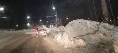 Водители о заваленных снегом дорогах в Петрозаводске: «Скоро одна полоса останется!» (ФОТОФАКТ)