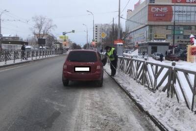 Девочка упала на переходе и попала под колеса Лады в Екатеринбурге