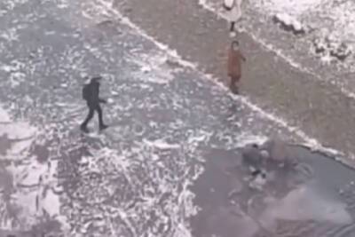 В Красноярске школьник провалился в ледяной Енисей на Ярыгинской набережной