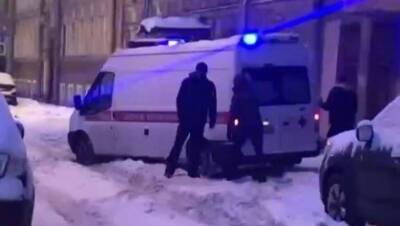 Машина скорой помощи застряла в неубранном снегу в историческом центре Петербурга