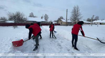 Молодежь Могилевской области вышла на помощь пожилым людям в уборке снега на подворьях