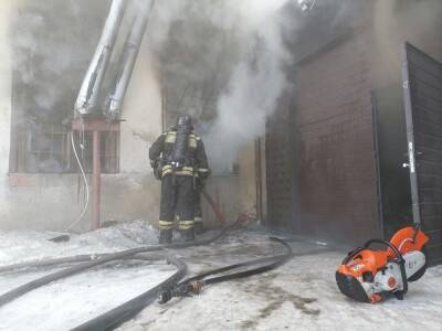 В Челябинске на пожаре в цехе по производству матрасов погиб человек