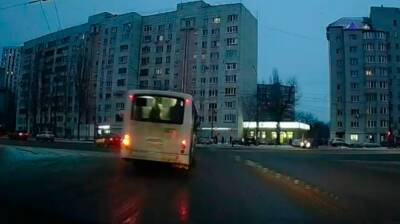 В Воронеже переполненная маршрутка промчалась по встречке на красный свет: появилось видео