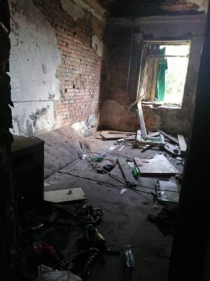 Жители аварийного дома в Еманжелинске пожаловались на наркоманов, холод и потопы