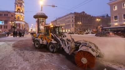 Артобстрел сосульками и ледяные полосы препятствий: в Петербурге произошел коллапс