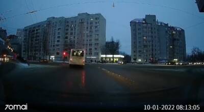На красный свет по встречке промчалась в Воронеже переполненная маршрутка (ВИДЕО)