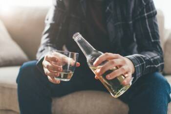 Родителям, употребляющим алкоголь при детях, стали чаще выписывать штрафы