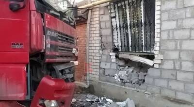 В Краснодарском крае фура въехала в гараж частного дома и разрушила его