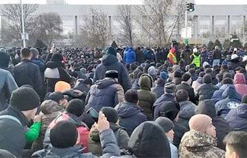 Протестующие в Казахстане добились моратория на рост зарплат чиновникам и депутатам