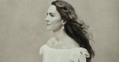 В Букингемском дворце раскрыли смысл черно-белых фото Кейт Миддлтон к ее юбилею