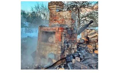 В смоленской деревне на пепелище дома обнаружили труп