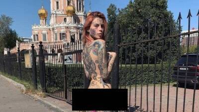 Против блогерши завели дело за фото с обнаженкой на фоне храма