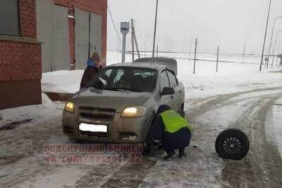 В Брянске сотрудник ДПС помог женщине-водителю заменить колесо