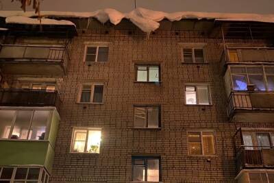 Жители Осташкова Тверской области опять жалуются на свисающие с крыш кубометры снега и льда